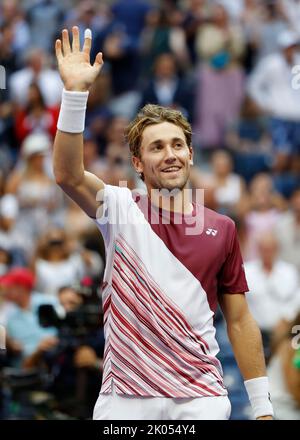 New York, Stati Uniti, 9th, Settembre, 2022. Il tennista norvegese Casper Ruud festeggia il torneo US Open presso il Billie Jean King National Tennis Center lunedì 09 settembre 2022. © Juergen Hasenkopf / Alamy Live News Foto Stock