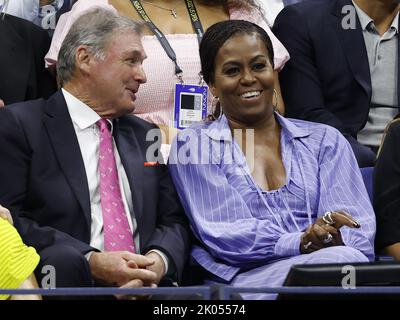 Flushing Meadow, Stati Uniti. 09th Set, 2022. L'ex First Lady Michelle Obama (R) guarda Frances Tiafoe giocare contro Carlos Alcaraz di Spagna nelle semifinali maschili dei Campionati di tennis US Open 2022 all'Arthur Ashe Stadium presso l'USTA Billy Jean King National Tennis Center di New York il Venerdì 9 settembre 2022. Foto di John Angelillo/UPI. Credit: UPI/Alamy Live News Foto Stock
