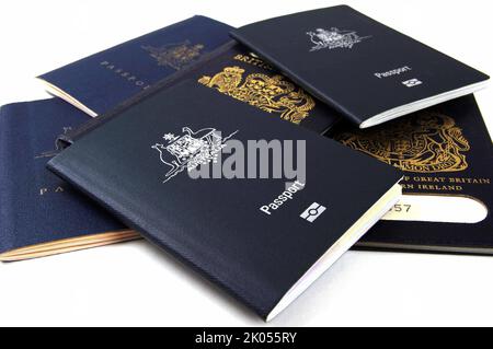 passaporti australiani e britannici in un mucchio Foto Stock