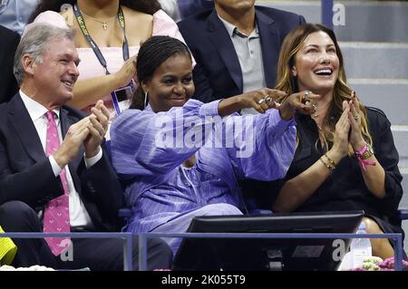 Flushing Meadow, Stati Uniti. 09th Set, 2022. L'ex First Lady Michelle Obama (C) reagisce mentre guarda Frances Tiafoe giocare contro Carlos Alcaraz di Spagna nelle semifinali maschili dei Campionati di tennis US Open 2022 all'Arthur Ashe Stadium presso l'USTA Billy Jean King National Tennis Center di New York il venerdì 9 settembre, 2022. Foto di John Angelillo/UPI. Credit: UPI/Alamy Live News Foto Stock