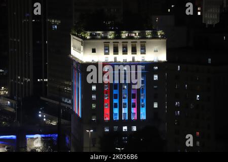 San Paolo, San Paolo, Brasile. 9th Set, 2022. (INT) l'edificio del Municipio di San Paolo onora la Regina Elisabetta II 9 settembre 2022, Sao Paulo, Brasile: L'edificio del Municipio di Sao Paulo riceve un'illuminazione speciale nei colori del Regno Unito: Blu, rosso e bianco, in onore della Regina Elisabetta II, che morì all'età di 96 anni. (Credit Image: © Leco Viana/TheNEWS2 via ZUMA Press Wire) Foto Stock