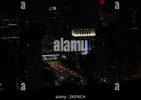 San Paolo, San Paolo, Brasile. 9th Set, 2022. (INT) l'edificio del Municipio di San Paolo onora la Regina Elisabetta II 9 settembre 2022, Sao Paulo, Brasile: L'edificio del Municipio di Sao Paulo riceve un'illuminazione speciale nei colori del Regno Unito: Blu, rosso e bianco, in onore della Regina Elisabetta II, che morì all'età di 96 anni. (Credit Image: © Leco Viana/TheNEWS2 via ZUMA Press Wire) Foto Stock