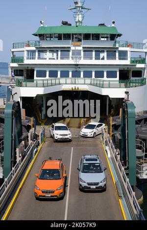 Mukilteo, WA, USA - 02 settembre 2022; le auto sbarcano al sole del traghetto statale di Washington Tokitae Foto Stock