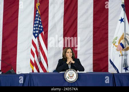 Houston, Texas, Stati Uniti. 9th Set, 2022. Il Vice Presidente degli Stati Uniti KAMALA HARRIS ascolta un oratore mentre presiede una nuova riunione del Consiglio Nazionale dello spazio al laboratorio di simulazione della NASA a sud di Houston il 9 settembre 2022. Harris si trova di fronte a un mock-up della Stazione spaziale Internazionale. (Credit Image: © Bob Daemmrich/ZUMA Press Wire) Foto Stock