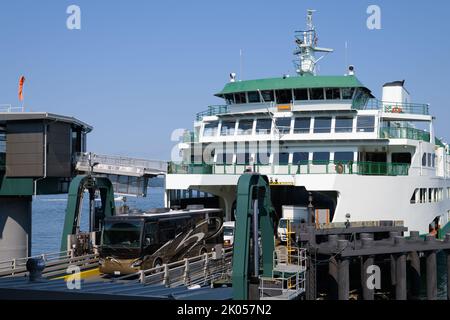 Mukilteo, WA, USA - 02 settembre 2022; RV scarica dal traghetto statale di Washington Tokitae alla rampa del terminal di Mukilteo Foto Stock