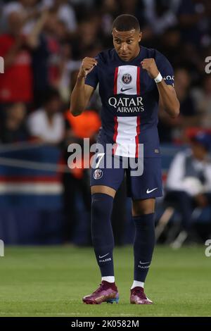 Parigi, Francia, 6th settembre 2022. Kylian Mbappe di PSG festeggia dopo aver segnato il suo secondo gol per dare al lato un vantaggio di 2-0 durante la partita della UEFA Champions League al Parc des Princes, Parigi. L'immagine di credito dovrebbe essere: Jonathan Moskrop / Sportimage Foto Stock