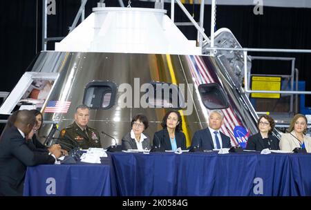 Houston, Texas, Stati Uniti. 9th Set, 2022. I membri del National Space Council ascoltano la discussione mentre il Vice Presidente degli Stati Uniti Kamala Harris (non mostrato) parla con il personale della National Aeronautics and Space Administration (NASA) e presiede una nuova riunione del National Space Council al laboratorio di simulazione della NASA a sud di Houston il 9 settembre 2022. (Credit Image: © Bob Daemmrich/ZUMA Press Wire) Foto Stock