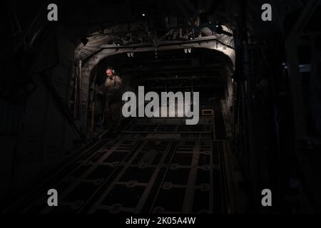 U.S. Air Force Master Sgt. Marcus Hildebrand, 39th Rescue Squadron loadmaster, chiude la rampa di carico di un aereo C-130 Hercules assegnato alla 920th Rescue Wing, Patrick Space Force base, Florida, presso la MacDill Air Force base, Florida, 31 agosto 2022. I membri delle forze operative speciali congiunte assegnati al comando delle operazioni speciali degli Stati Uniti, al comando delle operazioni speciali centrale e all'elemento di supporto delle comunicazioni congiunte hanno condotto un'operazione di freefall amministrativa non tattica su MacDill come parte di un requisito di formazione mensile. (STATI UNITI Foto dell'aeronautica di Airman 1st Class Joshua Hastings) Foto Stock