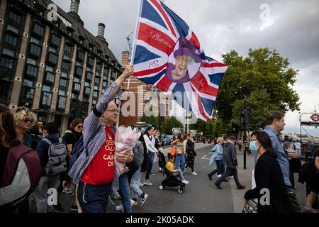 Londra, Regno Unito. 09th Set, 2022. Un uomo visto tenendo una bandiera con la regina Elisabetta II e indossando una t-shirt di 'mantenere la calma, proseguire' nel centro di Londra dopo la morte della regina Elisabetta II Credit: SOPA Images Limited/Alamy Live News Foto Stock