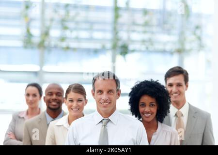 Guidato per voi. Il team aziendale dinamico è in grado di stare in piedi con sicurezza con il proprio team leader - CopySpace. Foto Stock