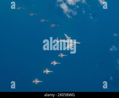 US Air Force F-16 Fighting Falcons assegnato alla South Carolina Air National Guard’s 169th Fighter Wing, US Air Force KC-135 assegnato alla 93rd Air Refuging Wing e Colombian Air Force IAI Kfir i jet di combattimento volano in formazione sulla costa colombiana durante un esercizio a Barranquilla, Colombia, 30 agosto 2022. Relampago VII è un esercizio combinato colombiano e statunitense che si svolge nel teatro del comando meridionale degli Stati Uniti (SOUTHCOM) che si concentra su tecniche, tattiche e procedure per rafforzare la partnership di lunga data tra le nostre forze armate. (STATI UNITI Air Force foto di Senior Airman Daniel Foto Stock