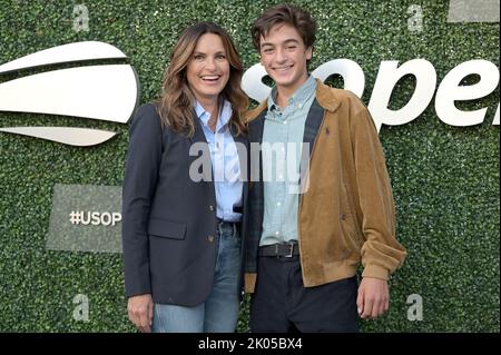 New York, Stati Uniti. 09th Set, 2022. August Miklos Friedrich Hermann (r) e Mariska Hargitay arrivano per la semifinale serale tra Carlos Alcatraz di Spagna e Frances Tiafoe degli Stati Uniti, all'USTA Billie Jean King National Tennis Center di Flushing Meadows Corona Park New York, 9 settembre 2022. (Foto di Anthony Behar/Sipa USA) Credit: Sipa USA/Alamy Live News Foto Stock