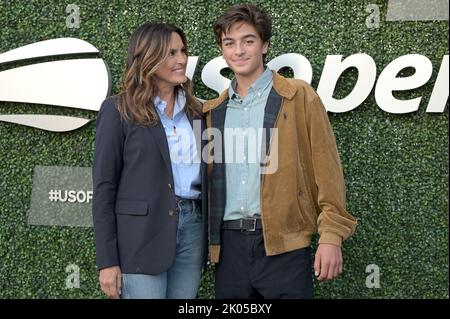 New York, Stati Uniti. 09th Set, 2022. August Miklos Friedrich Hermann (r) e Mariska Hargitay arrivano per la semifinale serale tra Carlos Alcatraz di Spagna e Frances Tiafoe degli Stati Uniti, all'USTA Billie Jean King National Tennis Center di Flushing Meadows Corona Park New York, 9 settembre 2022. (Foto di Anthony Behar/Sipa USA) Credit: Sipa USA/Alamy Live News Foto Stock