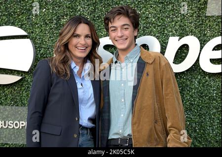 New York, Stati Uniti. 09th Set, 2022. August Miklos Friedrich Hermann (r) e Mariska Hargitay arrivano per la semifinale serale tra Carlos Alcatraz di Spagna e Frances Tiafoe degli Stati Uniti, all'USTA Billie Jean King National Tennis Center di Flushing Meadows Corona Park New York, 9 settembre 2022. (Foto di Anthony Behar/Sipa USA) Credit: Sipa USA/Alamy Live News Foto Stock