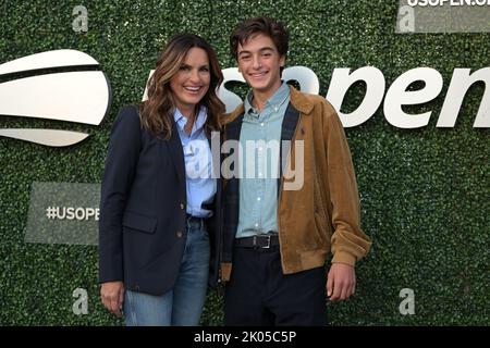 New York, Stati Uniti. 09th Set, 2022. August Miklos Friedrich Hermann (r) e Mariska Hargitay arrivano per la semifinale serale tra Carlos Alcatraz di Spagna e Frances Tiafoe degli Stati Uniti, all'USTA Billie Jean King National Tennis Center di Flushing Meadows Corona Park New York, 9 settembre 2022. (Foto di Anthony Behar/Sipa USA) Credit: Sipa USA/Alamy Live News Foto Stock