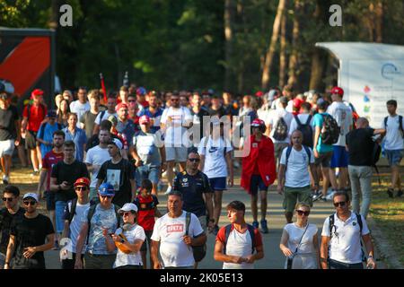 Monza, Italia. 09th Set, 2022. Tifosi durante il 2022 Formula 1 Pirelli Gran Premio d'Italia - Gran Premio d'Italia - Libere, Campionato Formula 1 a Monza, Settembre 09 2022 Credit: Agenzia indipendente per le foto/Alamy Live News Foto Stock