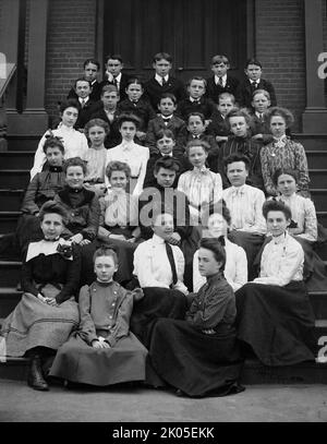 Un ritratto di classe di un gruppo di liceisti nel Connecticut, ca. 1910. Foto Stock