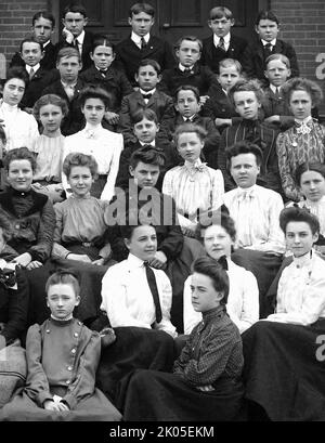 Un ritratto di classe di un gruppo di liceisti nel Connecticut, ca. 1910. Foto Stock