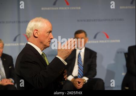 Conferenza stampa che segna il rilascio da parte della Commissione bipartisan Policy Center delle raccomandazioni sulla riforma del sistema nazionale di finanziamento degli alloggi ("il futuro dell'America degli alloggi: Nuove direzioni per la politica nazionale"), con i leader della Commissione-- L'ex Segretario dell'HUD e l'ex Senatore della Florida Mel Martinez, l'ex Segretario dell'HUD Henry Cisneros, l'ex Senatore del Maine George Mitchell e l'ex Senatore del Missouri Christopher 'Kit' Bond - tra i dignitari in mano al Newseum, Washington, D.C.. Foto Stock