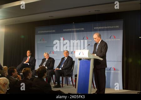 Conferenza stampa che segna il rilascio da parte della Commissione bipartisan Policy Center delle raccomandazioni sulla riforma del sistema nazionale di finanziamento degli alloggi ("il futuro dell'America degli alloggi: Nuove direzioni per la politica nazionale"), con i leader della Commissione-- L'ex Segretario dell'HUD e l'ex Senatore della Florida Mel Martinez, l'ex Segretario dell'HUD Henry Cisneros, l'ex Senatore del Maine George Mitchell e l'ex Senatore del Missouri Christopher 'Kit' Bond - tra i dignitari in mano al Newseum, Washington, D.C.. Foto Stock