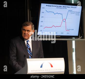 Conferenza stampa che segna il rilascio da parte della Commissione bipartisan Policy Center delle raccomandazioni sulla riforma del sistema nazionale di finanziamento degli alloggi ("il futuro dell'America degli alloggi: Nuove direzioni per la politica nazionale"), con i leader della Commissione-- L'ex Segretario dell'HUD e l'ex Senatore della Florida Mel Martinez, l'ex Segretario dell'HUD Henry Cisneros, l'ex Senatore del Maine George Mitchell e l'ex Senatore del Missouri Christopher 'Kit' Bond - tra i dignitari in mano al Newseum, Washington, D.C.. Foto Stock