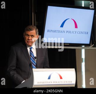 Conferenza stampa che segna il rilascio da parte della Commissione bipartisan Policy Center delle raccomandazioni sulla riforma del sistema nazionale di finanziamento degli alloggi ("il futuro dell'America degli alloggi: Nuove direzioni per la politica nazionale"), con i leader della Commissione-- L'ex Segretario dell'HUD e l'ex Senatore della Florida Mel Martinez, l'ex Segretario dell'HUD Henry Cisneros, l'ex Senatore del Maine George Mitchell e l'ex Senatore del Missouri Christopher 'Kit' Bond - tra i dignitari in mano al Newseum, Washington, D.C.. Foto Stock