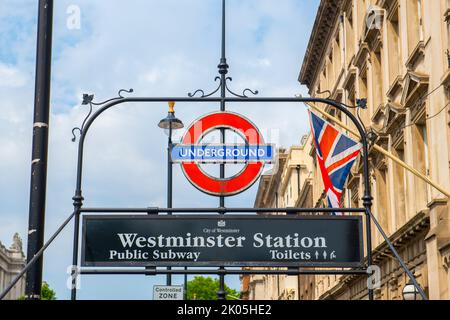 Cartello d'ingresso della stazione della metropolitana di Londra Westminster su Parliament Street, nella città di Westminster, a Londra, Inghilterra, Regno Unito. Foto Stock