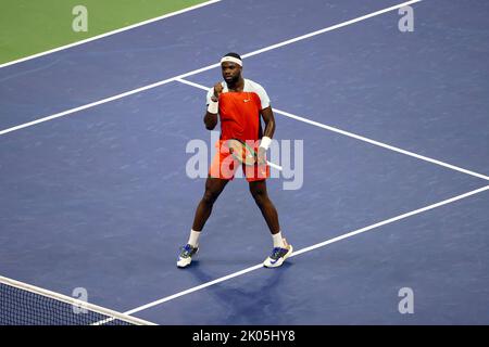 NEW YORK, NY - Settembre 9: Frances Tiafoe degli Stati Uniti celebra un punto durante la sua partita semifinale con Carlos Alcaraz in Spagna all'USTA Billie Jean King National Tennis Center il 9 settembre 2022 a New York City. ( Credit: Adam Stoltman/Alamy Live News Foto Stock