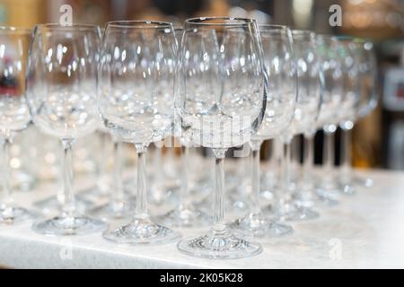 Set di bicchieri vuoti sul tavolo all'interno Foto Stock