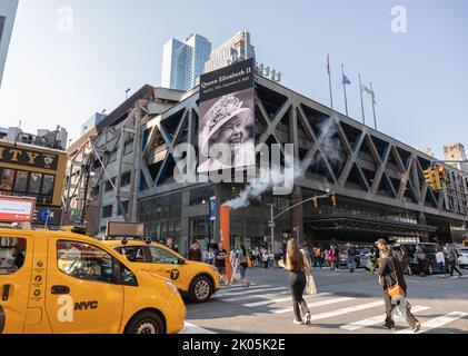 NEW YORK, N.Y. – 9 settembre 2022: Un'immagine della defunto Regina Elisabetta II è vista fuori dal terminal degli autobus di Port Authority a Manhattan. Foto Stock