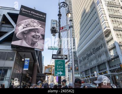 NEW YORK, N.Y. – 9 settembre 2022: Un'immagine della defunto Regina Elisabetta II è vista fuori dal terminal degli autobus di Port Authority a Manhattan. Foto Stock