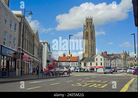 Il mercato con la chiesa di Boston Stump e la fermata principale dell'autobus del centro citta'..Boston Lincolnshire Foto Stock