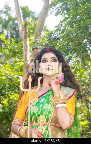 Concetto Agomoni / Mahalaya Shoot-Forms di Parvati con abito tradizionale come la dea Foto Stock