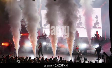 Los Angeles, California, USA 27th Agosto 2022 Singer Noelle Scaggs e Singer Fitz di Fitz e i tantrums si esibiscono nel tour 'The Wrong Party' al Greek Theatre il 27 Agosto 2022 a Los Angeles, California, USA. Foto di Barry King/Alamy Stock Photo Foto Stock