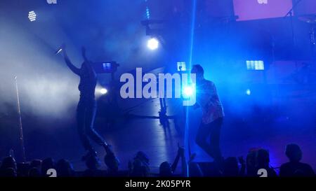 Los Angeles, California, USA 27th Agosto 2022 Singer Noelle Scaggs e Singer Fitz di Fitz e i tantrums si esibiscono nel tour 'The Wrong Party' al Greek Theatre il 27 Agosto 2022 a Los Angeles, California, USA. Foto di Barry King/Alamy Stock Photo Foto Stock