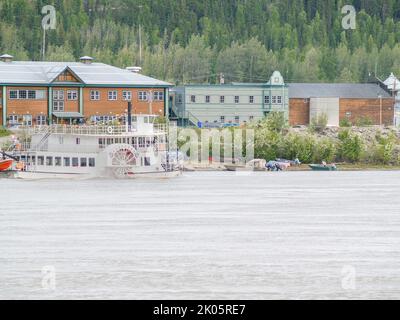 Dawson City Yukon Territory - 4 2008 agosto; tradizionale paddle-streamer sul lato del fiume Yukon attraverso la città Foto Stock