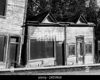 Vecchio edificio in legno crolla come perm-gelo terra scioglie e affonda in Yukon territorio Dawson City. Foto Stock