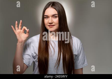 accettazione di auto ok segno sicuro donna sovrappeso Foto Stock