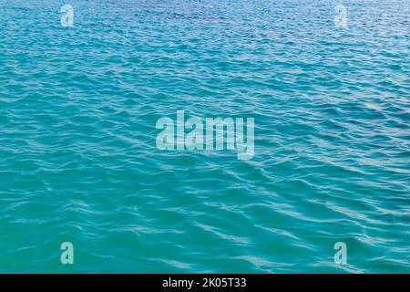 Sfondo blu acqua texture. Superficie di mare o oceano Foto Stock