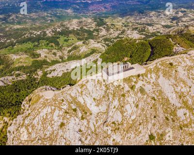 Montenegro. Parco Nazionale di Lovcen. Mausoleo di Negosh sul monte Lovcen. Drone. Vista aerea. Punto di vista. Popolare attrazione turistica. Petar II Petrovic Foto Stock