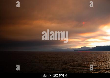 Incline Village, Stati Uniti. 08th Set, 2022. Wildfire fuma nuvole sopra le montagne della sierra. Nuvole di fumo dal fuoco di zanzara coprire il lago Tahoe al tramonto. Credit: SOPA Images Limited/Alamy Live News Foto Stock