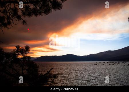 Incline Village, Stati Uniti. 08th Set, 2022. Wildfire fuma nuvole sopra le montagne della sierra. Nuvole di fumo dal fuoco di zanzara coprire il lago Tahoe al tramonto. Credit: SOPA Images Limited/Alamy Live News Foto Stock