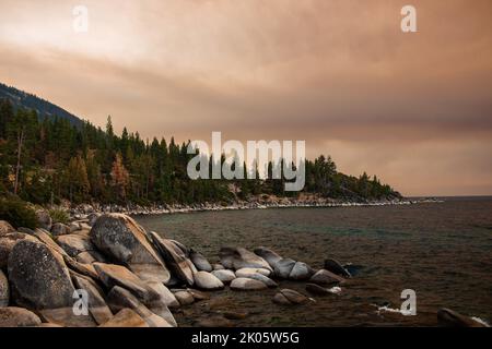 Incline Village, Stati Uniti. 08th Set, 2022. Wildfire fuma nuvole sopra l'acqua al tramonto. Nuvole di fumo dal fuoco di zanzara coprire il lago Tahoe al tramonto. Credit: SOPA Images Limited/Alamy Live News Foto Stock