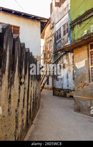 Tipica strada stretta in Stone Town, Zanzibar, Tanzania Foto Stock