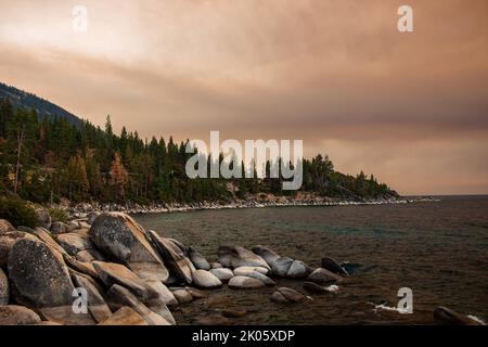 Incline Village, Stati Uniti. 08th Set, 2022. Wildfire fuma nuvole sopra l'acqua al tramonto. Nuvole di fumo dal fuoco di zanzara coprire il lago Tahoe al tramonto. (Foto di Ty o'Neil/SOPA Images/Sipa USA) Credit: Sipa USA/Alamy Live News Foto Stock