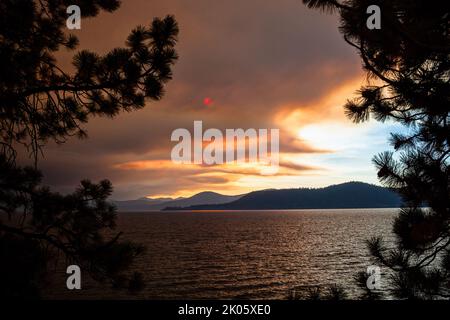 Incline Village, Stati Uniti. 08th Set, 2022. Wildfire fuma nuvole sul lago Tahoe al tramonto. Nuvole di fumo dal fuoco di zanzara coprire il lago Tahoe al tramonto. (Foto di Ty o'Neil/SOPA Images/Sipa USA) Credit: Sipa USA/Alamy Live News Foto Stock