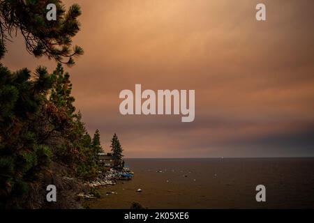 Incline Village, Stati Uniti. 08th Set, 2022. Case lato lago sotto fumo di fuoco selvatico. Nuvole di fumo dal fuoco di zanzara coprire il lago Tahoe al tramonto. (Foto di Ty o'Neil/SOPA Images/Sipa USA) Credit: Sipa USA/Alamy Live News Foto Stock