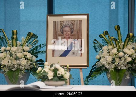 Bangkok, Thailandia. 10th Set, 2022. Un ritratto della defunto Regina Elisabetta II di Gran Bretagna visto durante la cerimonia di tributo all'Ambasciata britannica a Bangkok. La regina Elisabetta II morì al castello di Balmoral in Scozia all'età di 96 anni il 8 settembre 2022. Credit: SOPA Images Limited/Alamy Live News Foto Stock