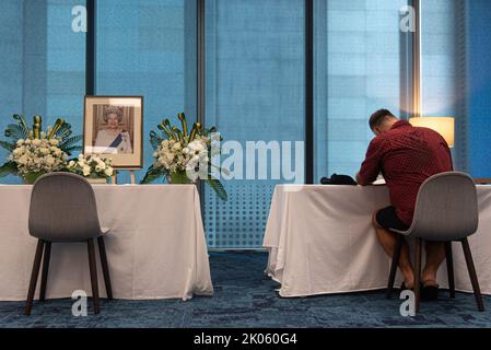 Bangkok, Thailandia. 10th Set, 2022. Un uomo firma libri di condoglianze per la defunto Regina Elisabetta II di Gran Bretagna all'Ambasciata Britannica a Bangkok. La regina Elisabetta II morì al castello di Balmoral in Scozia all'età di 96 anni il 8 settembre 2022. Credit: SOPA Images Limited/Alamy Live News Foto Stock