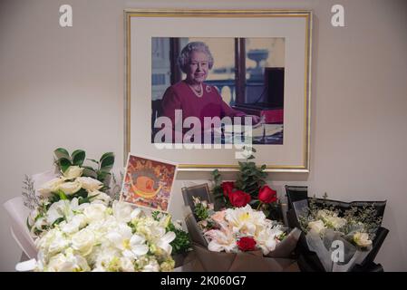 Bangkok, Thailandia. 10th Set, 2022. I fiori dei visitatori giacciono di fronte alla defunto Regina Elisabetta II di Gran Bretagna durante la cerimonia di tributo all'Ambasciata Britannica a Bangkok. La regina Elisabetta II morì al castello di Balmoral in Scozia all'età di 96 anni il 8 settembre 2022. Credit: SOPA Images Limited/Alamy Live News Foto Stock